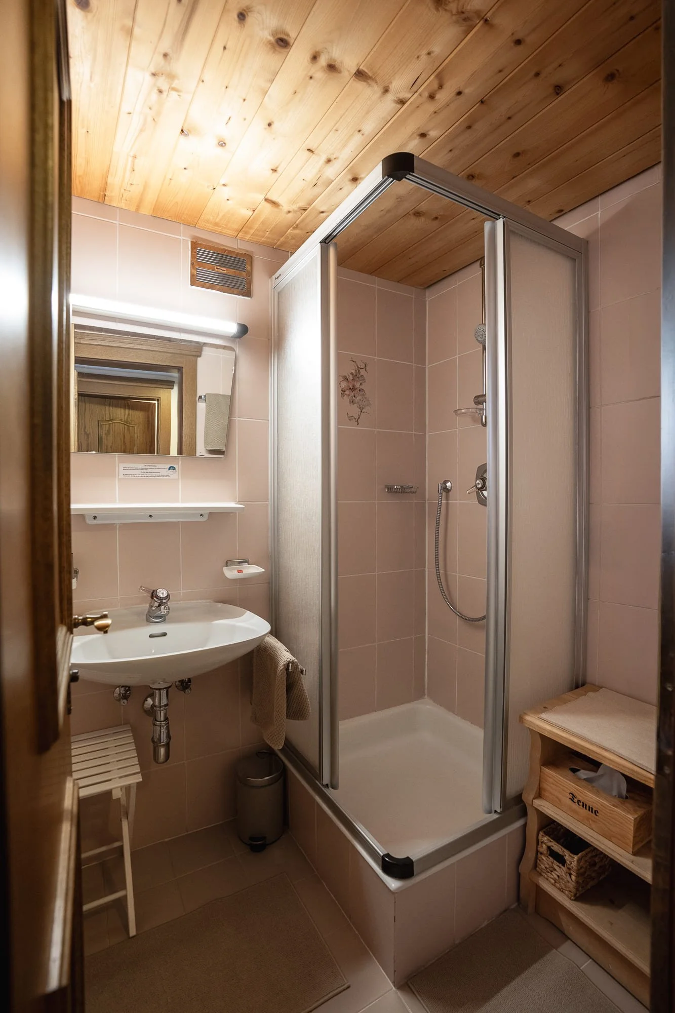 tenne_zimmer_20260810_04_tischler.jpg