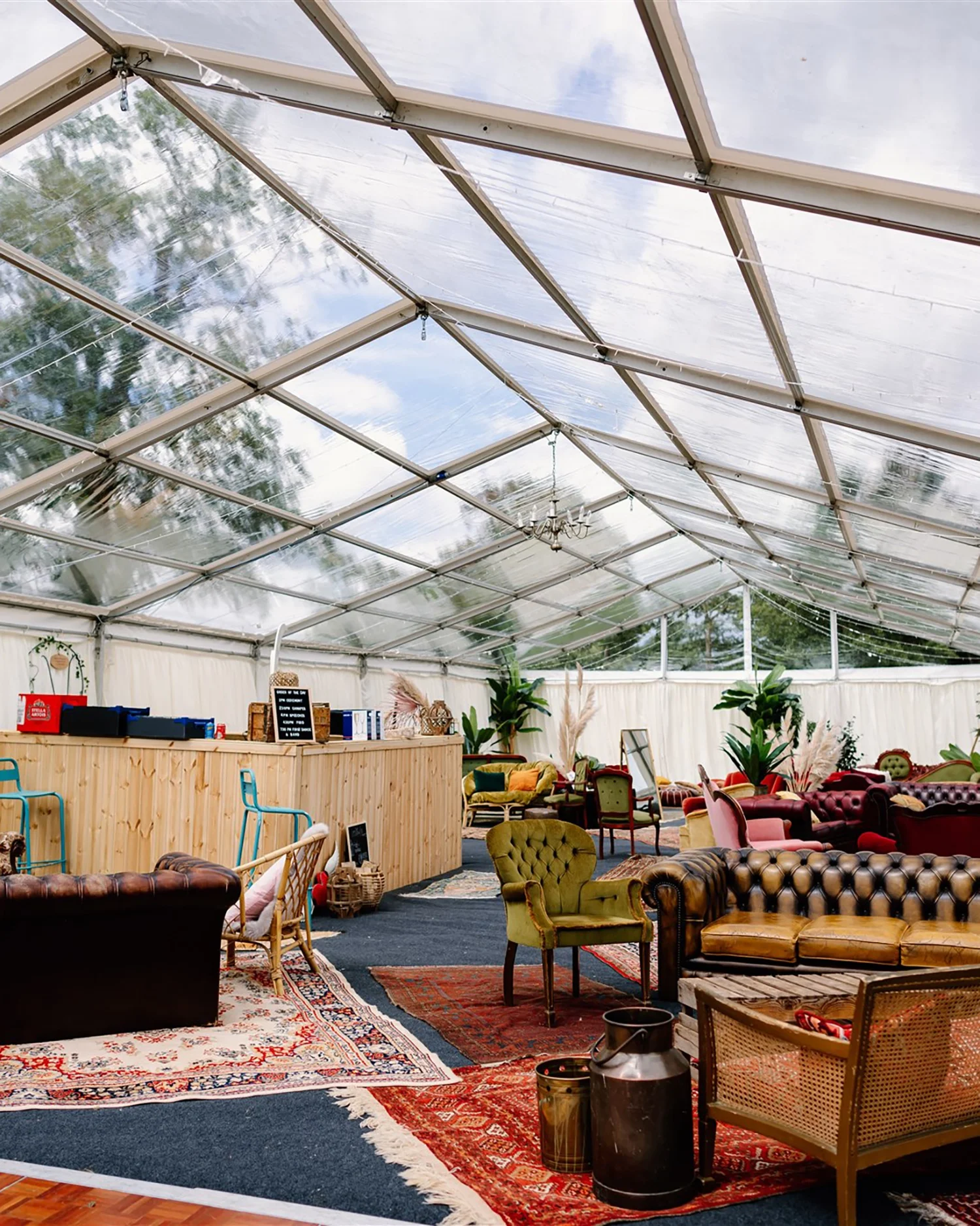 marquee-lounge-clear-roof-1500.webp