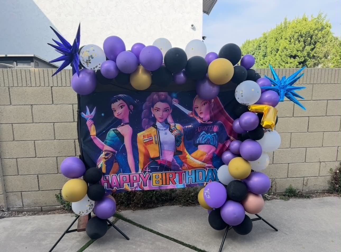 Kpop backdrop with balloon garland