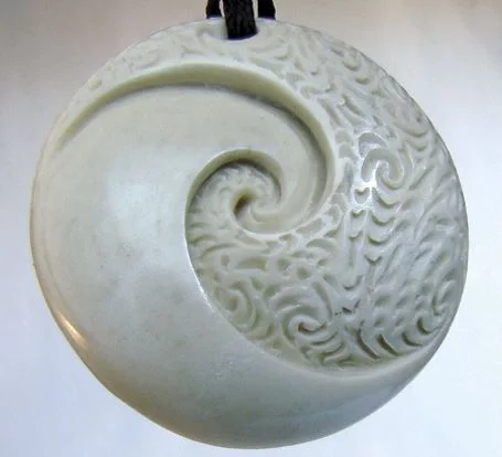 In this double spiral carving, the two ira are expressed as the plain and the textured elements