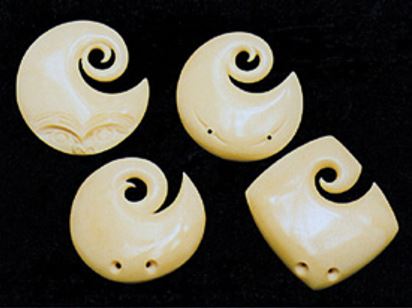 Four carvings representing stingrays
