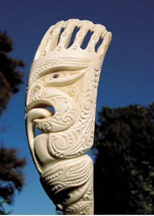 Rainbow-crowned figure on a kō