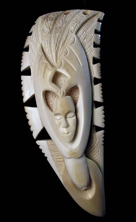 Carving representing Hine Kōrako, the female form of the rainbow