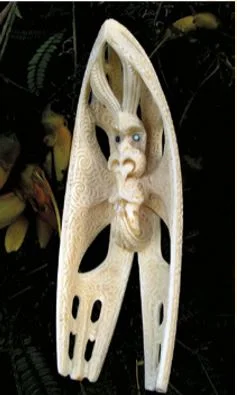 Both sides of a whale-tooth carving of the atua Kahukura Uenuku