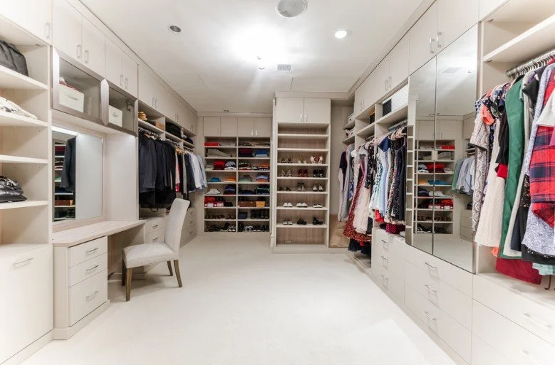 Walk In with Vanity .jpg