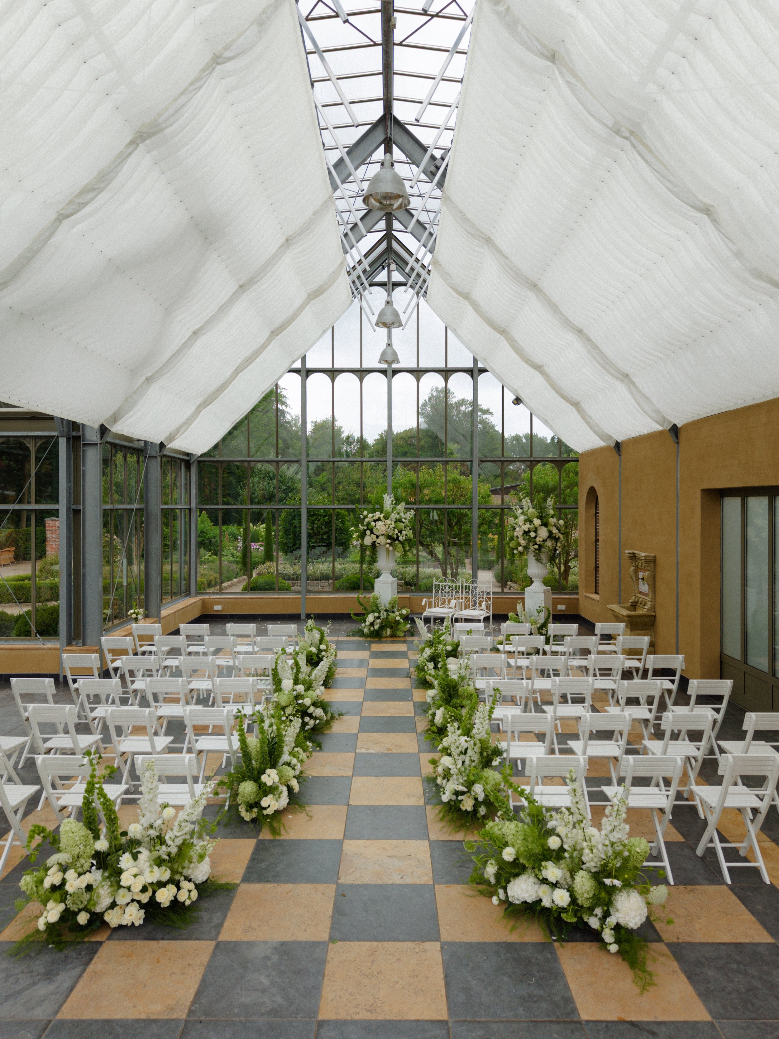 Man sieht die wunderschöne Orangerie auf dem Gut Horn in Gristede. Sie ist mit großen grünen Blumengestecken von dem Floristenteam "Josa" ausgestattet".