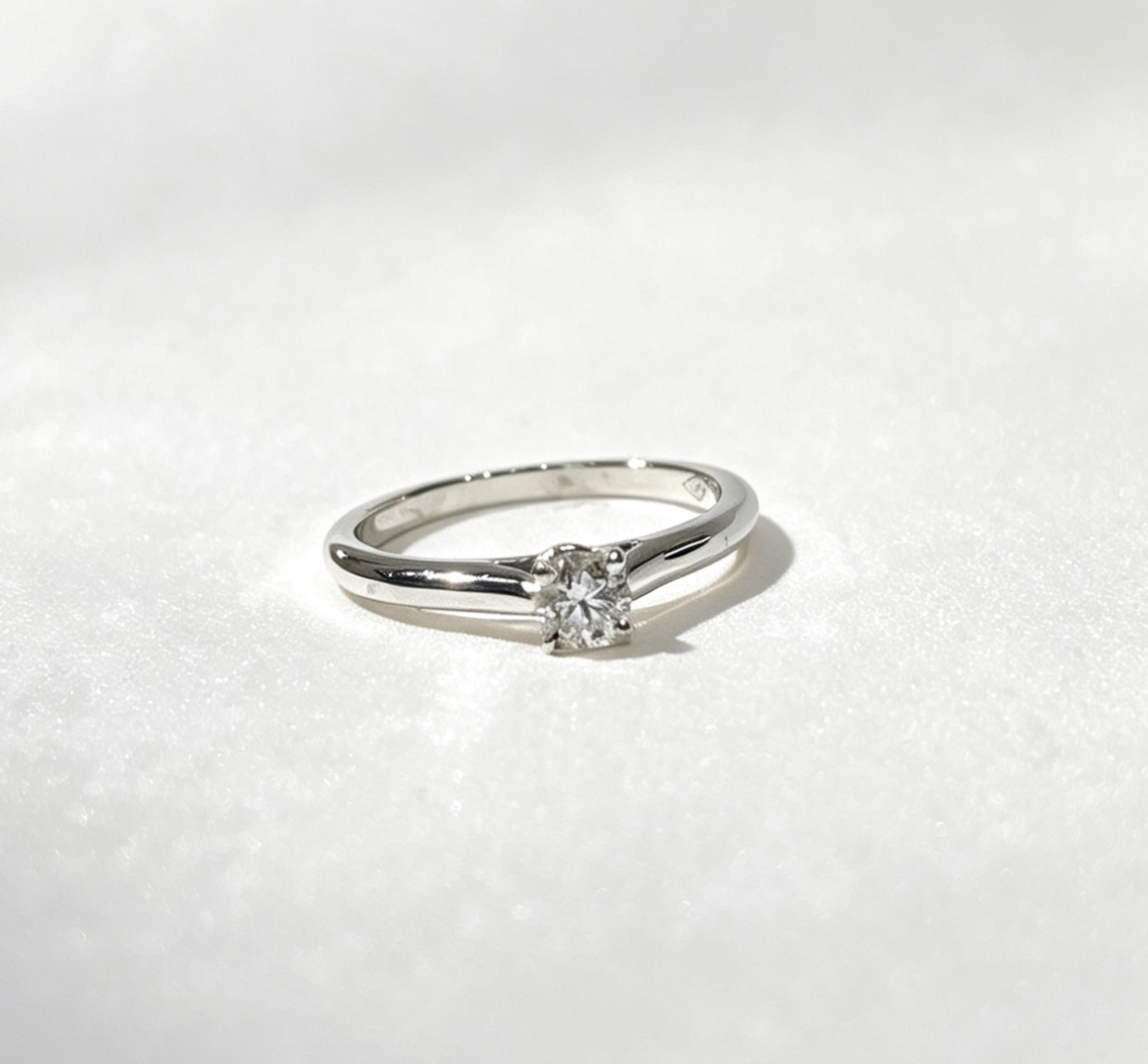 CARTIER 18K White gold ring 1D-0.18CT (BIF286)