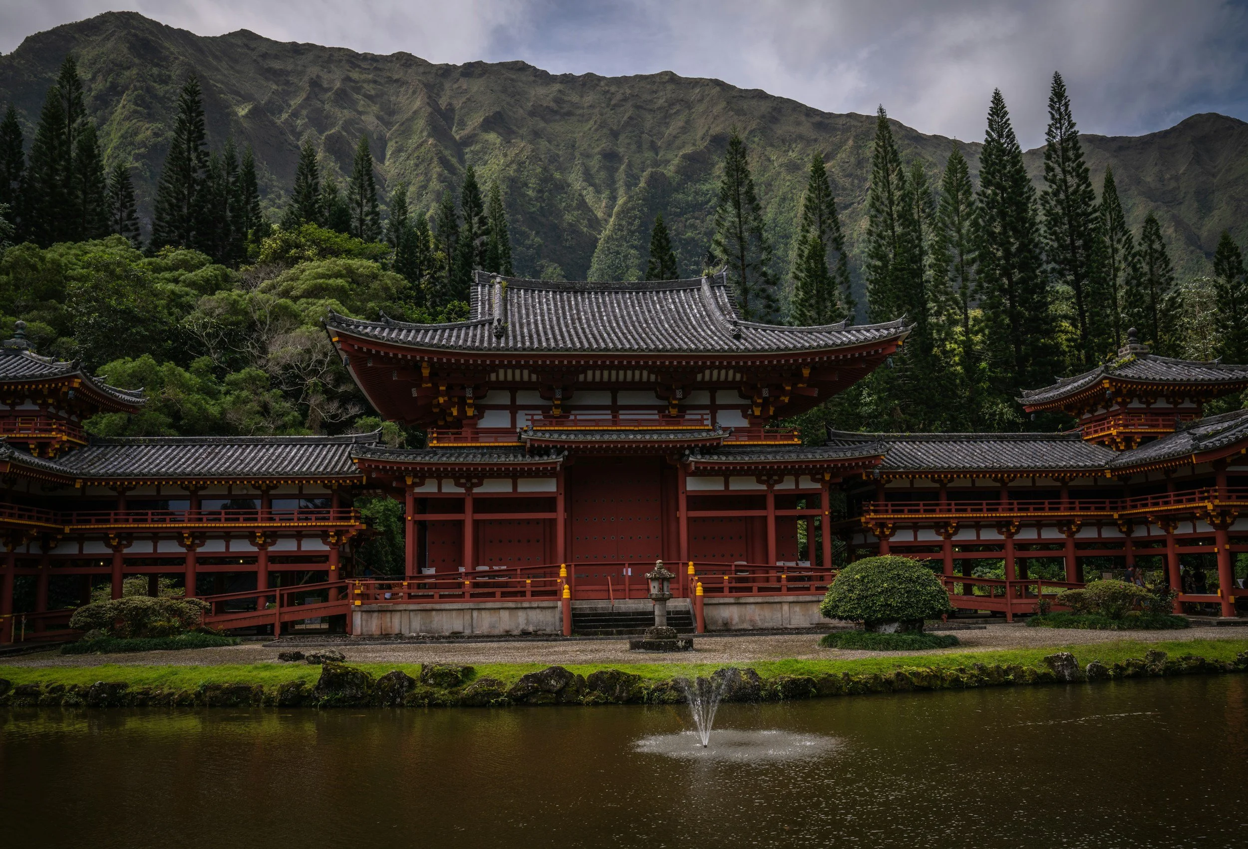 Byodo-In Temple beside a pond beneath Oʻahu’s green Koʻolau Mountains.