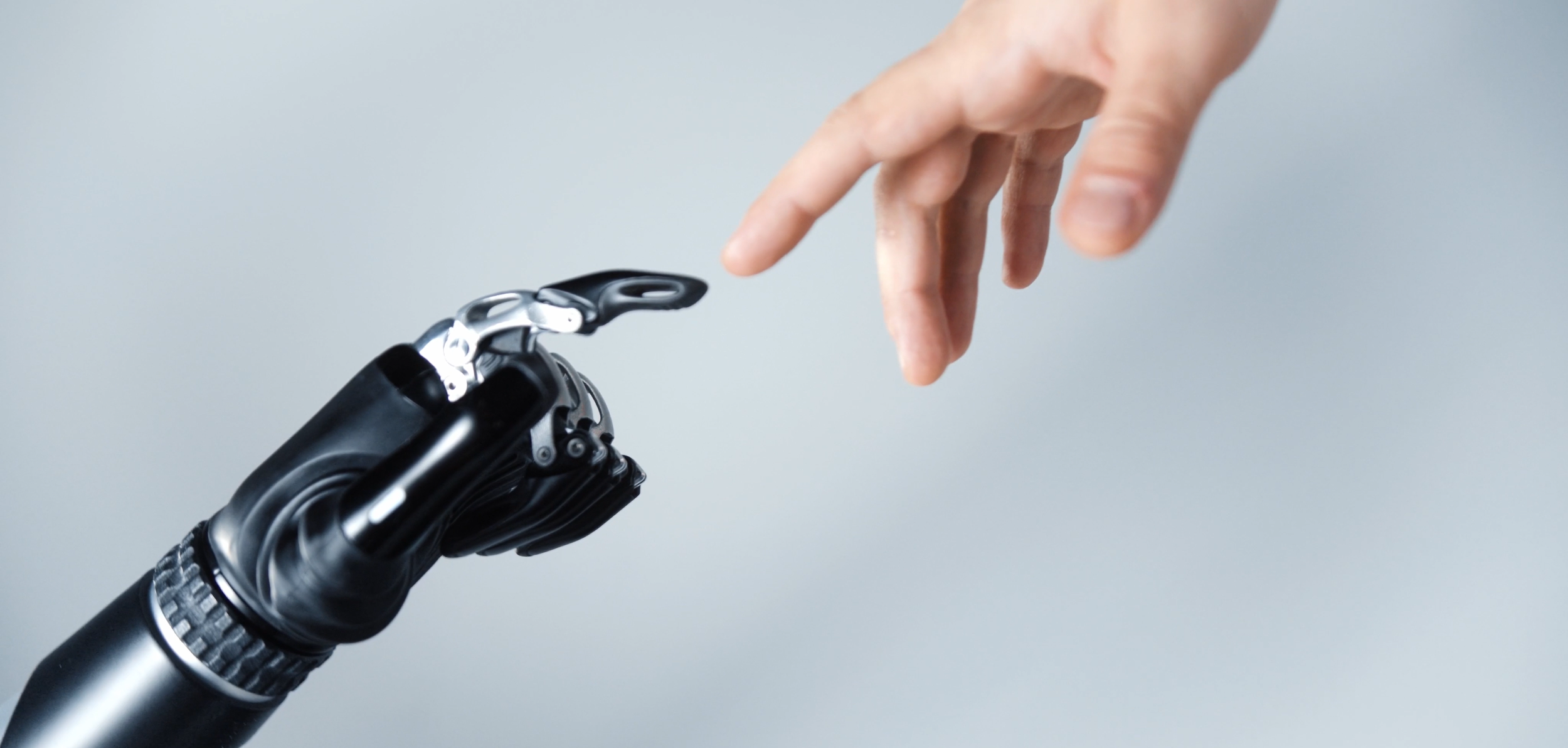 How do people form first impressions of robots?