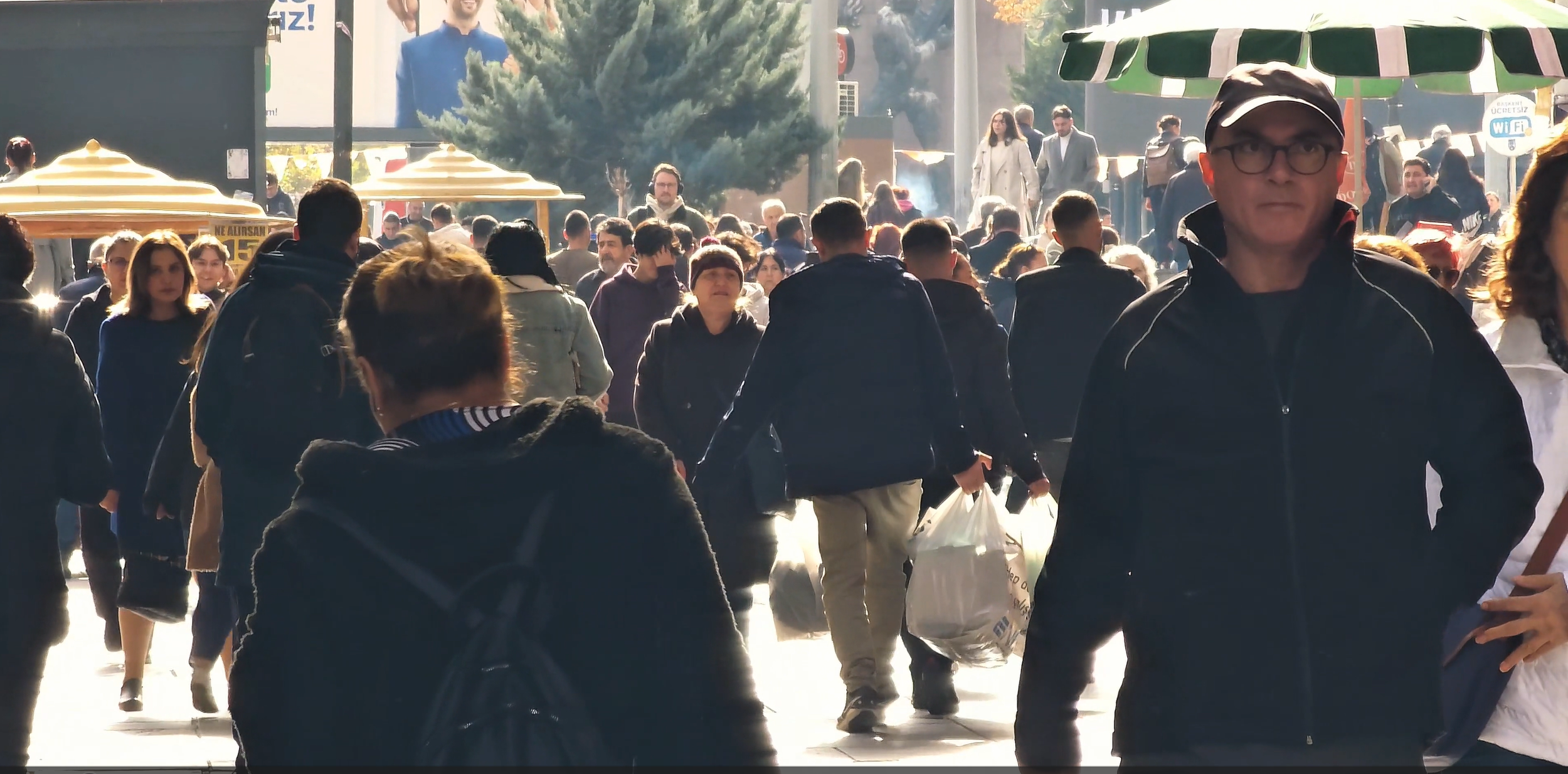 How do real-world socioeconomic cues shape who we remember?