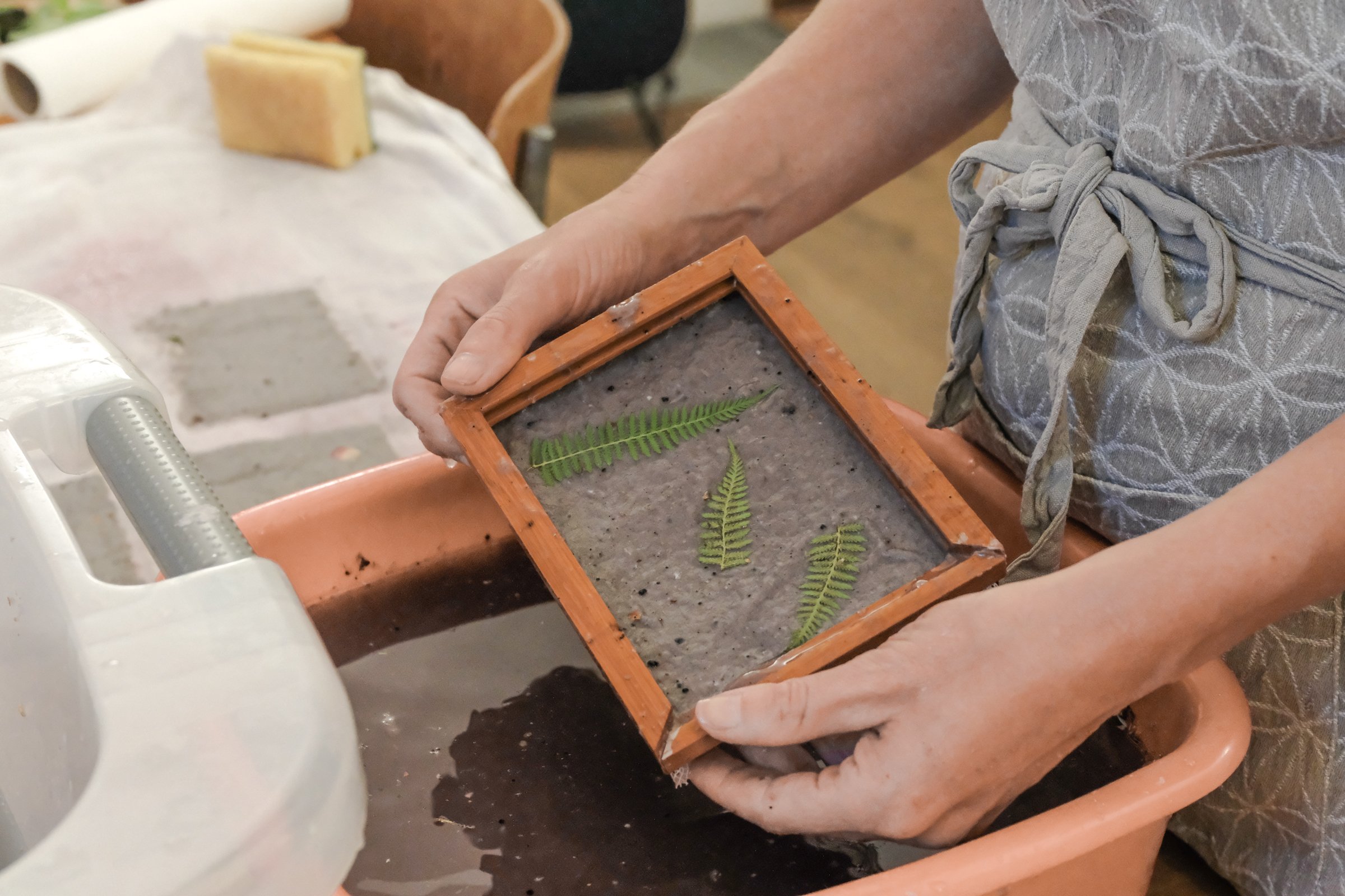 Selbst geschöpftes Papier mit Blüten und Pflanzen beim Paper Making Workshop von La Squadra in Chur