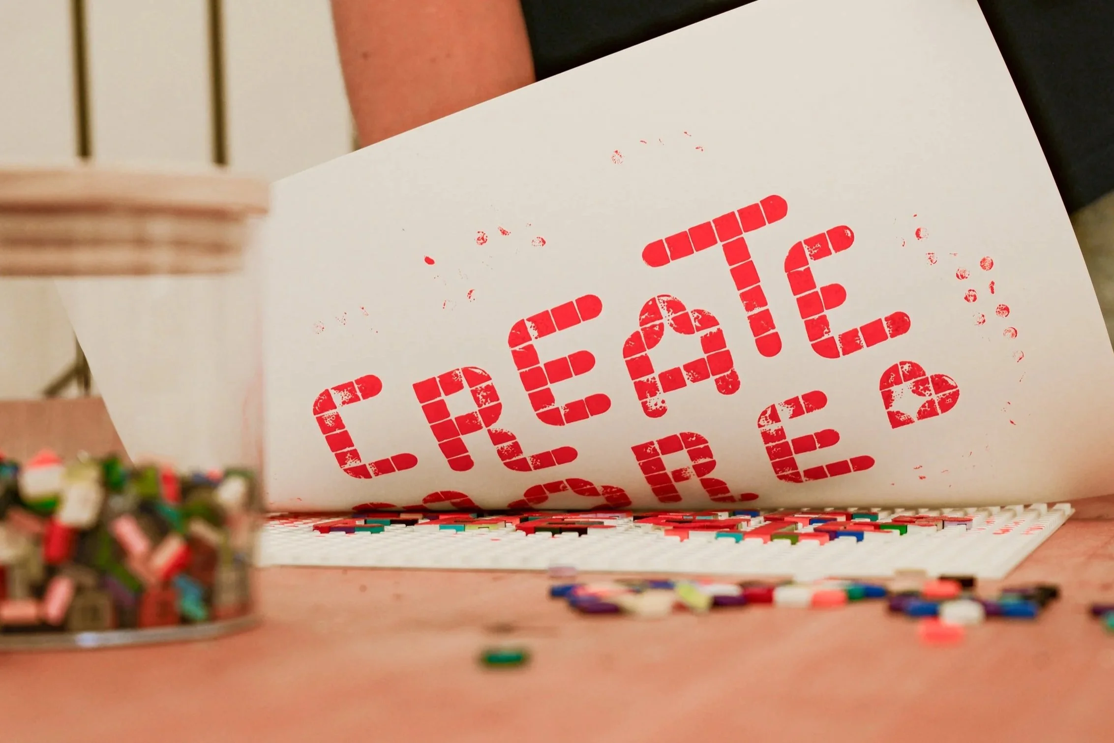 Beim Lego Print Workshop von La Squadra in Chur druckt man mit Lego gestaltete Motive auf Papier