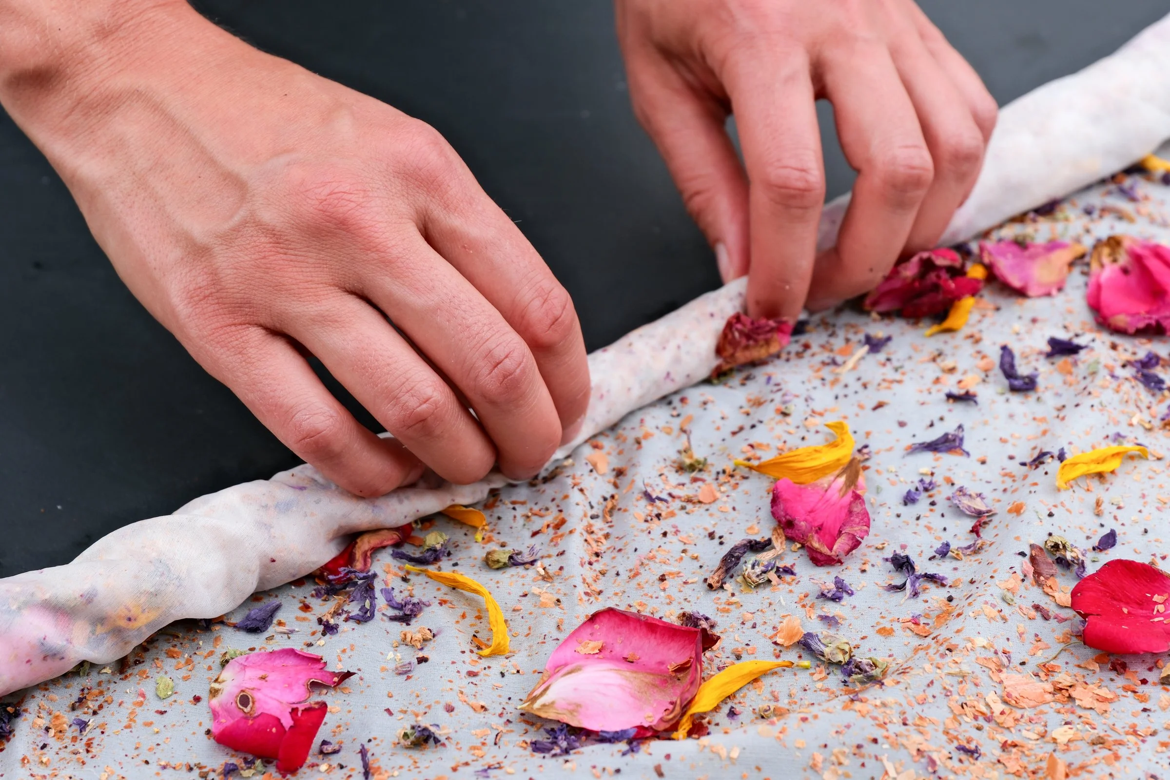 Nahaufnahme von bunten Blüten und Pflanzen beim Eco Print Workshop von La Squadra in Chur