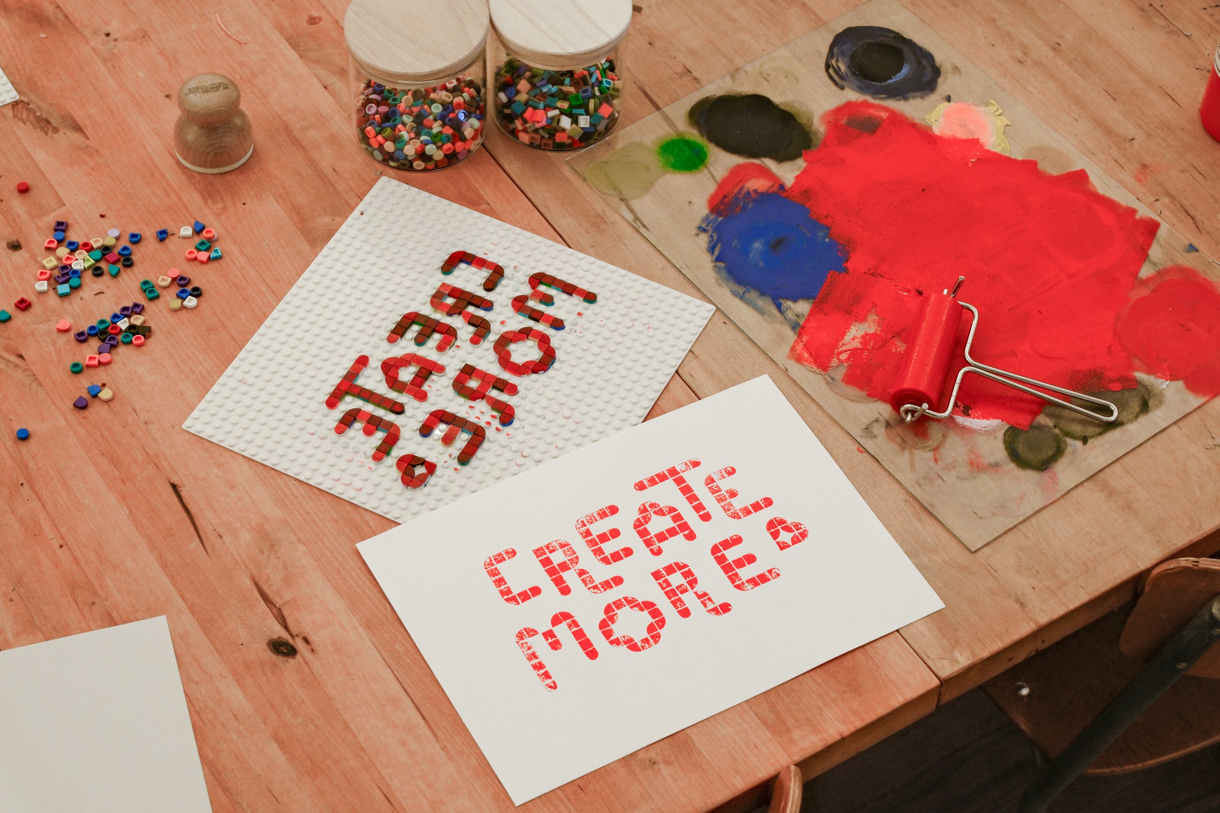 Beim Lego Print Workshop von La Squadra in Chur druckt man mit Lego gestaltete Motive auf Papier