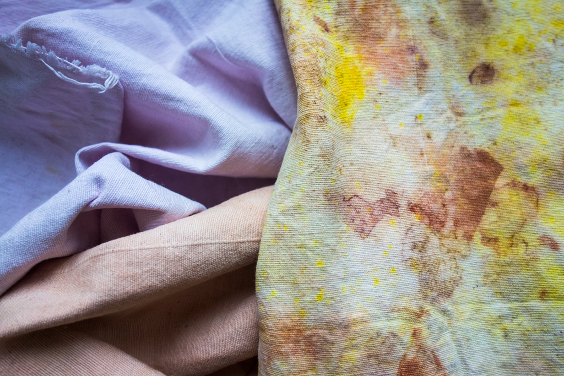 Stoffe bedruckt mit bunten Blüten und Pflanzen beim Eco Print Workshop von La Squadra in Chur