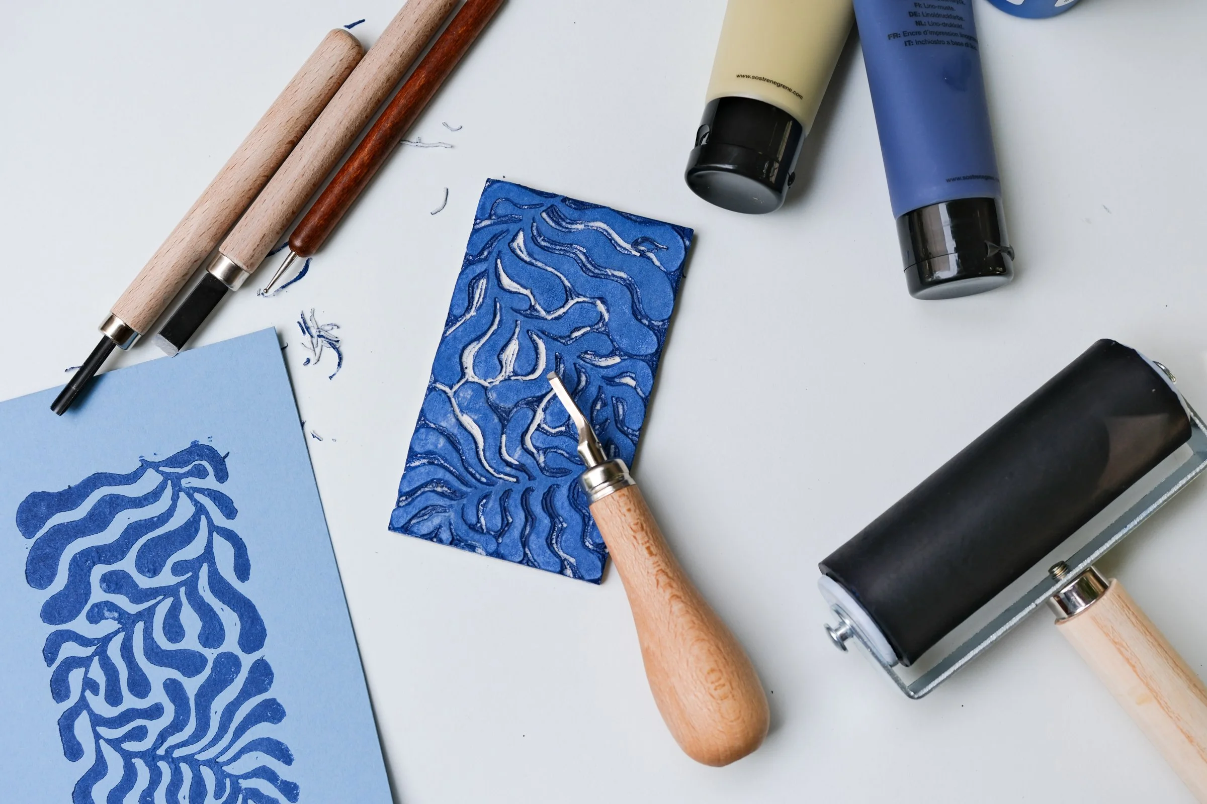 Beim Lino Print Workshop von La Squadra in Chur schneidet man Motive in Linol und druckt sie auf Papier oder Textilien