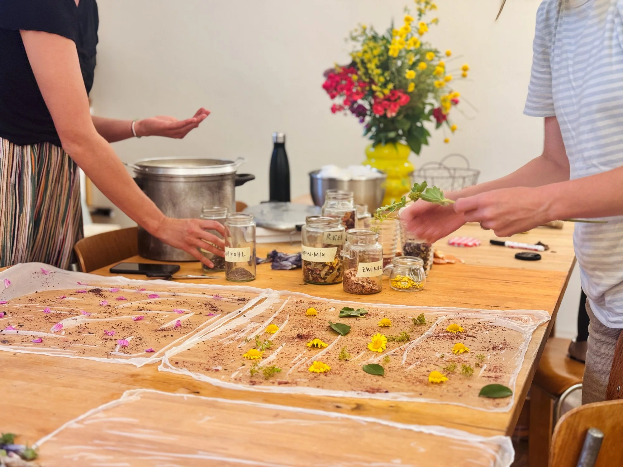 Drucken mit bunten Blüten und Pflanzen beim Eco Print Workshop von La Squadra in Chur