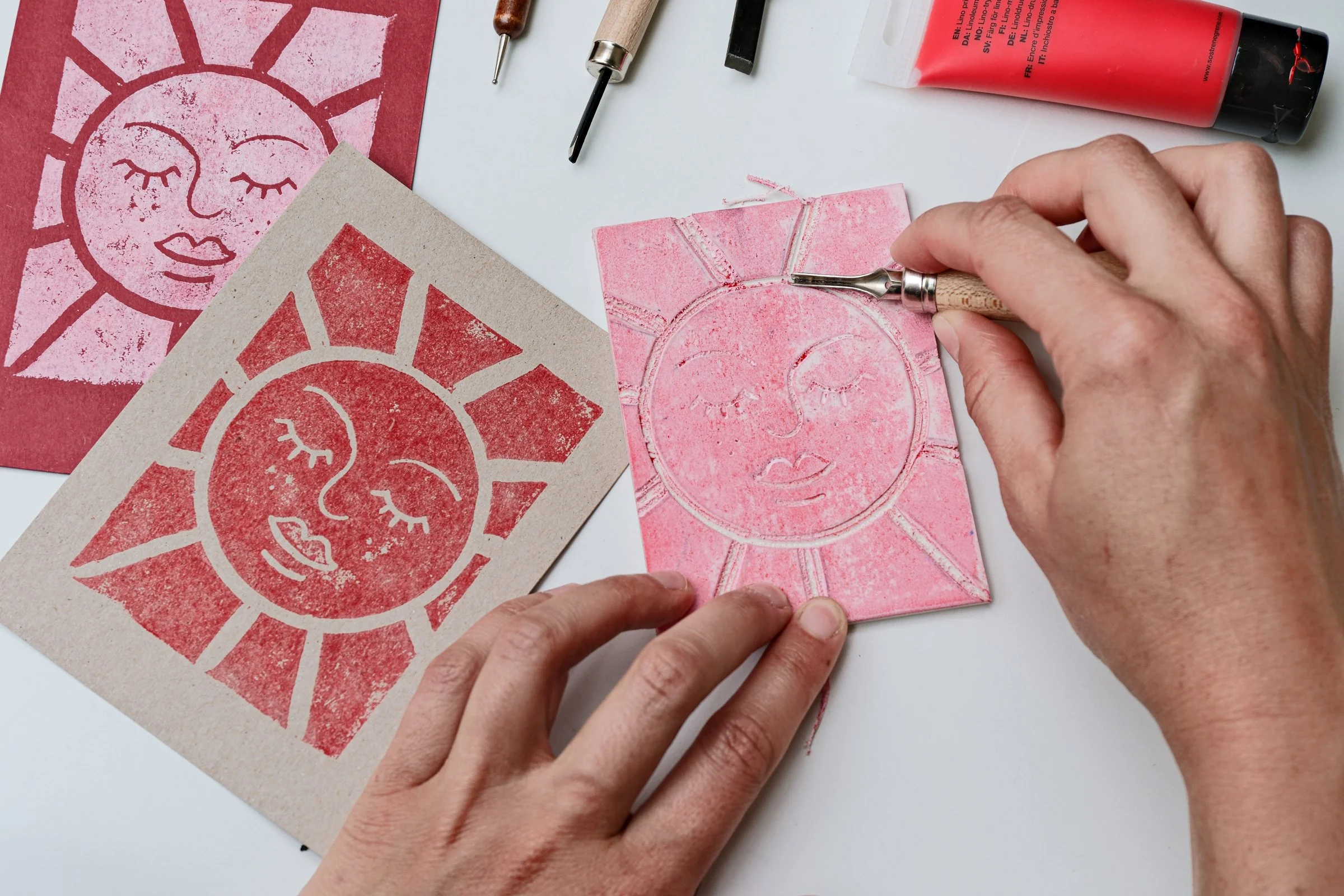 Beim Lino Print Workshop von La Squadra in Chur schneidet man Motive in Linol und druckt sie auf Papier oder Textilien
