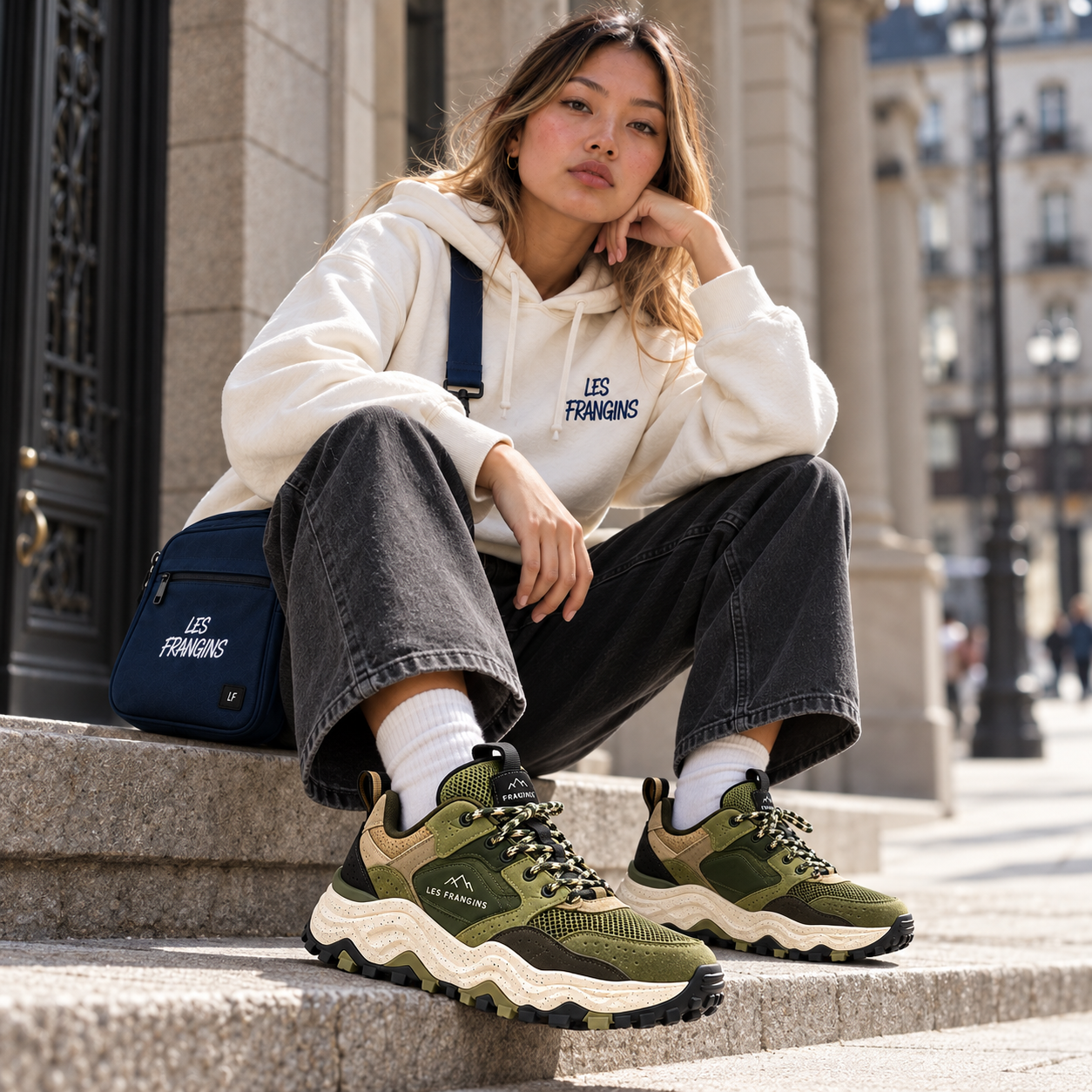 Mode+streetwear+devant+un+%C3%A9difice+historique.png