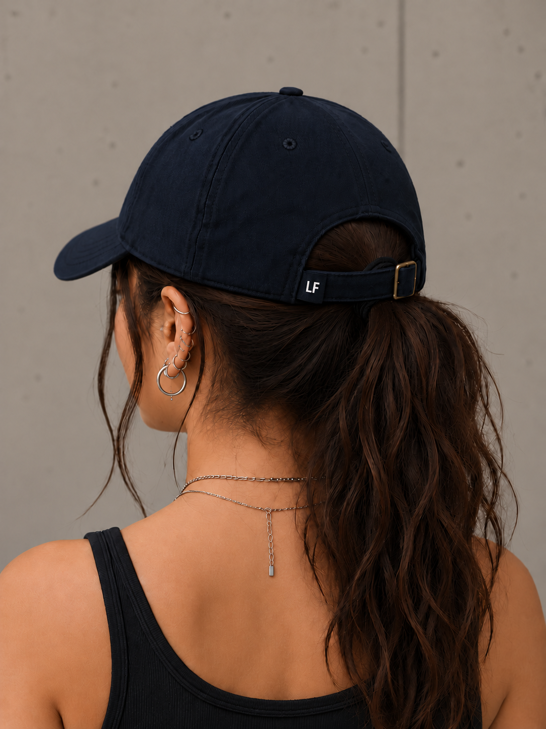 Portrait arrière, casquette LF et bijoux argentés.png