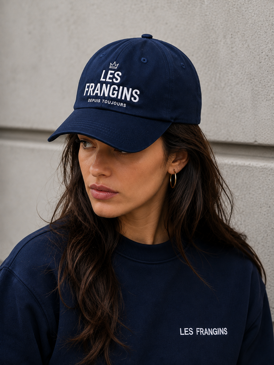 fille portraint urbain avec casquette.png