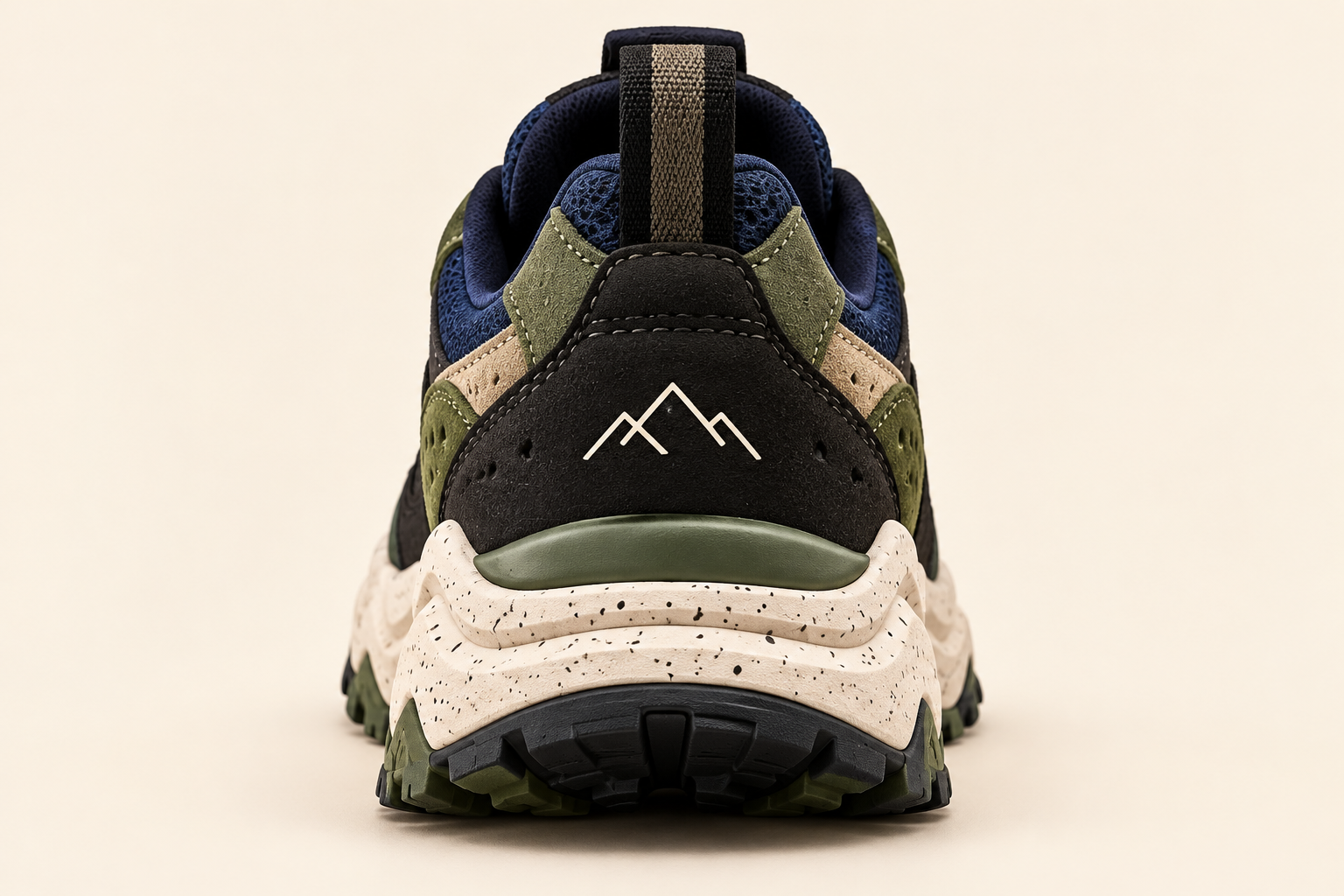 Sneaker de randonnée, vue arrière.png