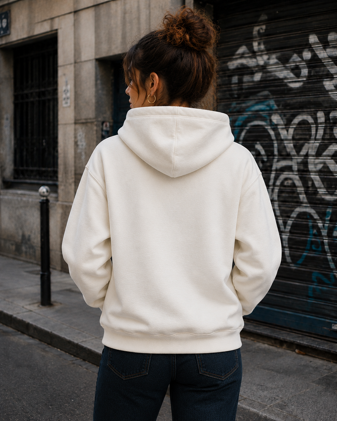 Vue arrière en hoodie crème, rue urbaine.png