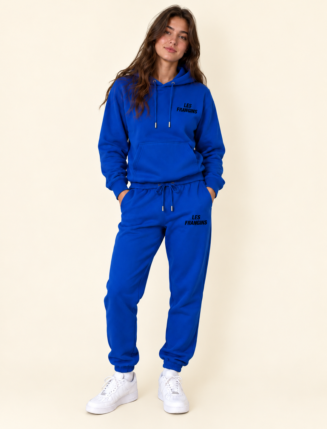 Ensemble bleu cobalt sur fond crème.png