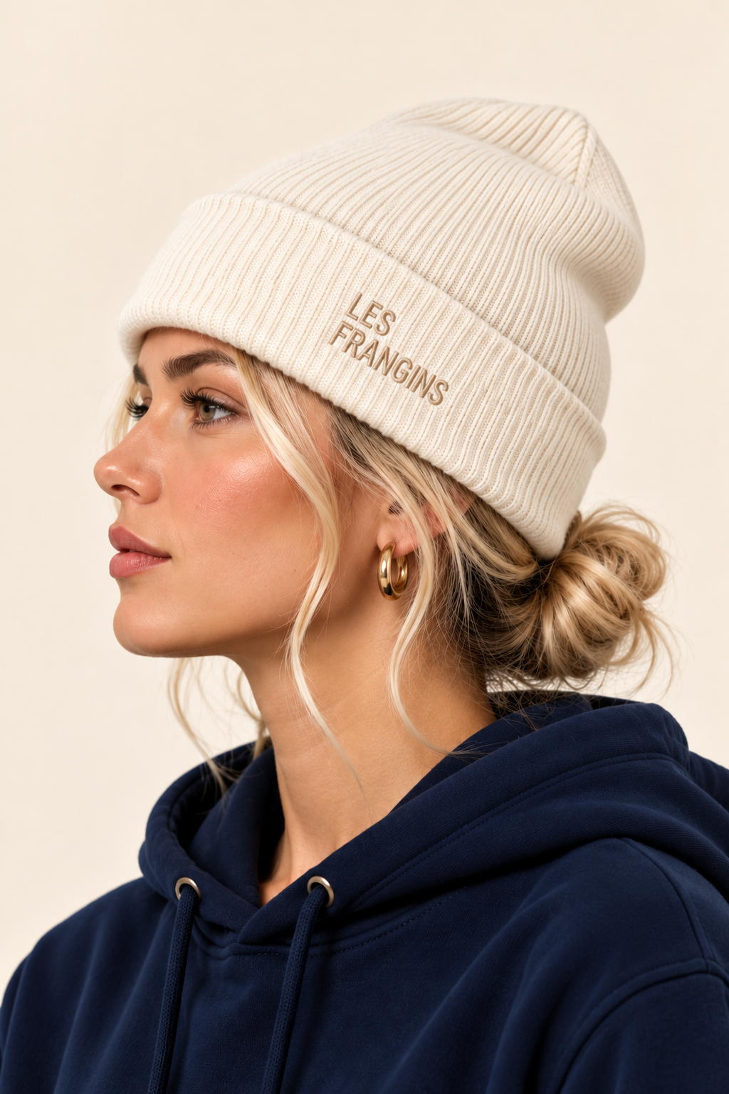 Portrait mode d’un bonnet ivoire brodé.png