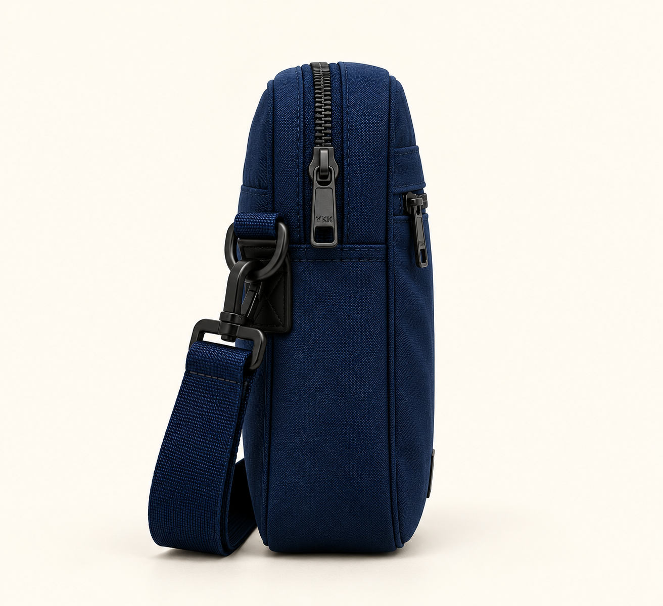 Sac bandoulière bleu marine, vue de profil.png