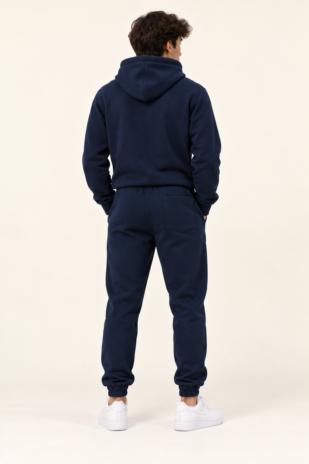 Portrait studio d’un ensemble bleu marine.png