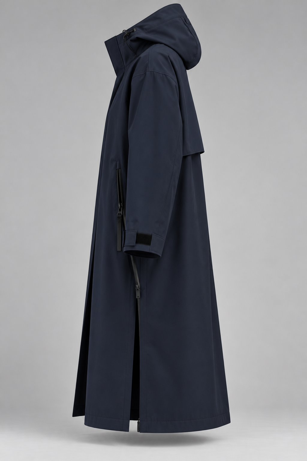 Manteau technique bleu marine de profil.png