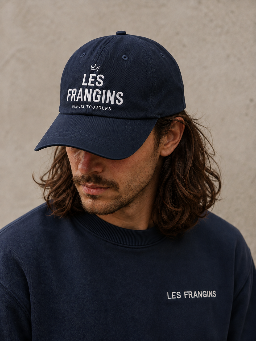 Portrait casquette les frangins introspectif en bleu marine.png