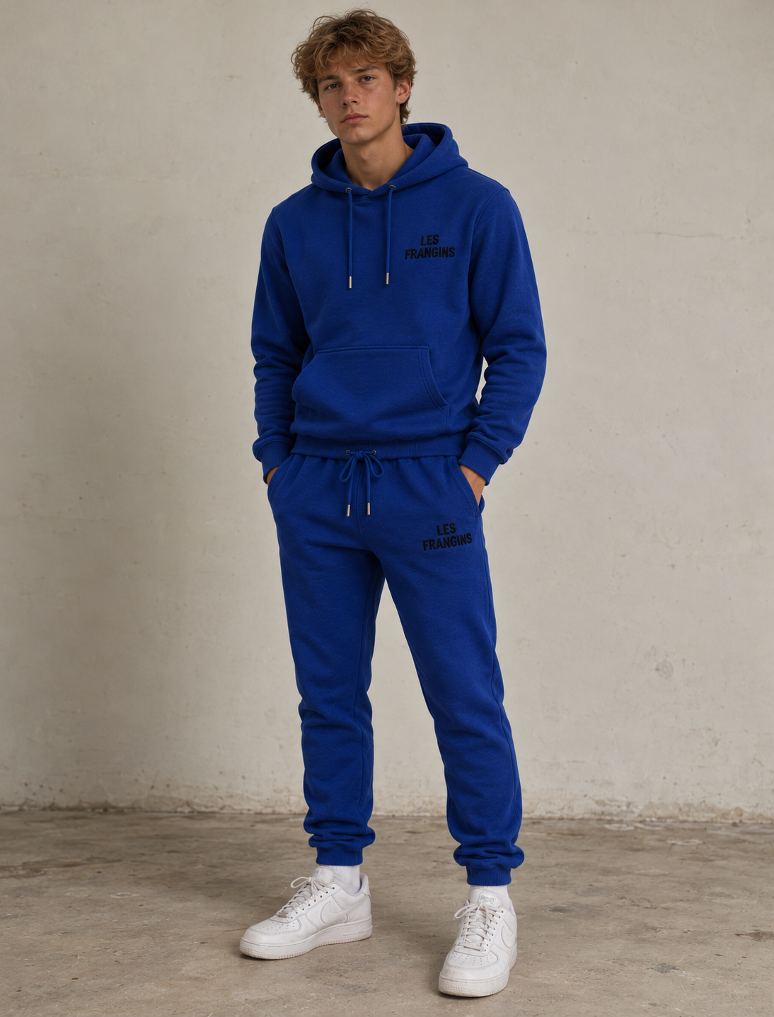 Jeune homme en survêtement bleu cobalt.png