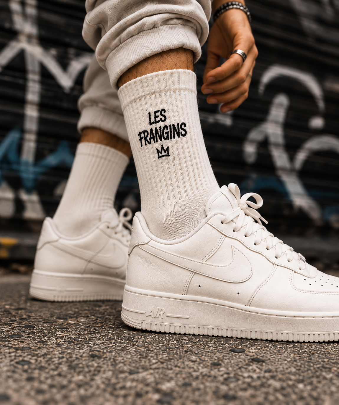 Baskets urbaines et chaussettes graphiques.png