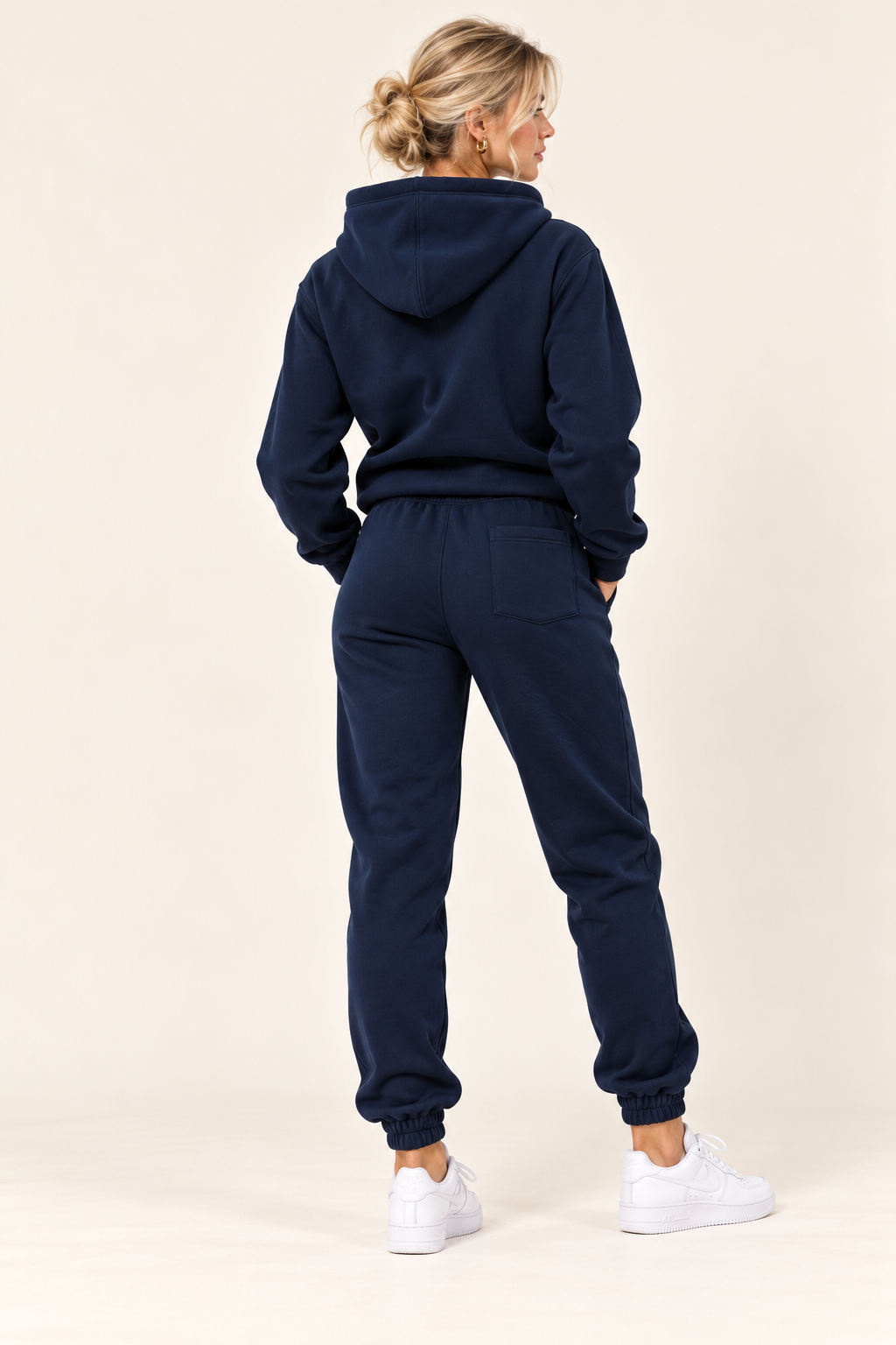Élégance décontractée en bleu marine.png