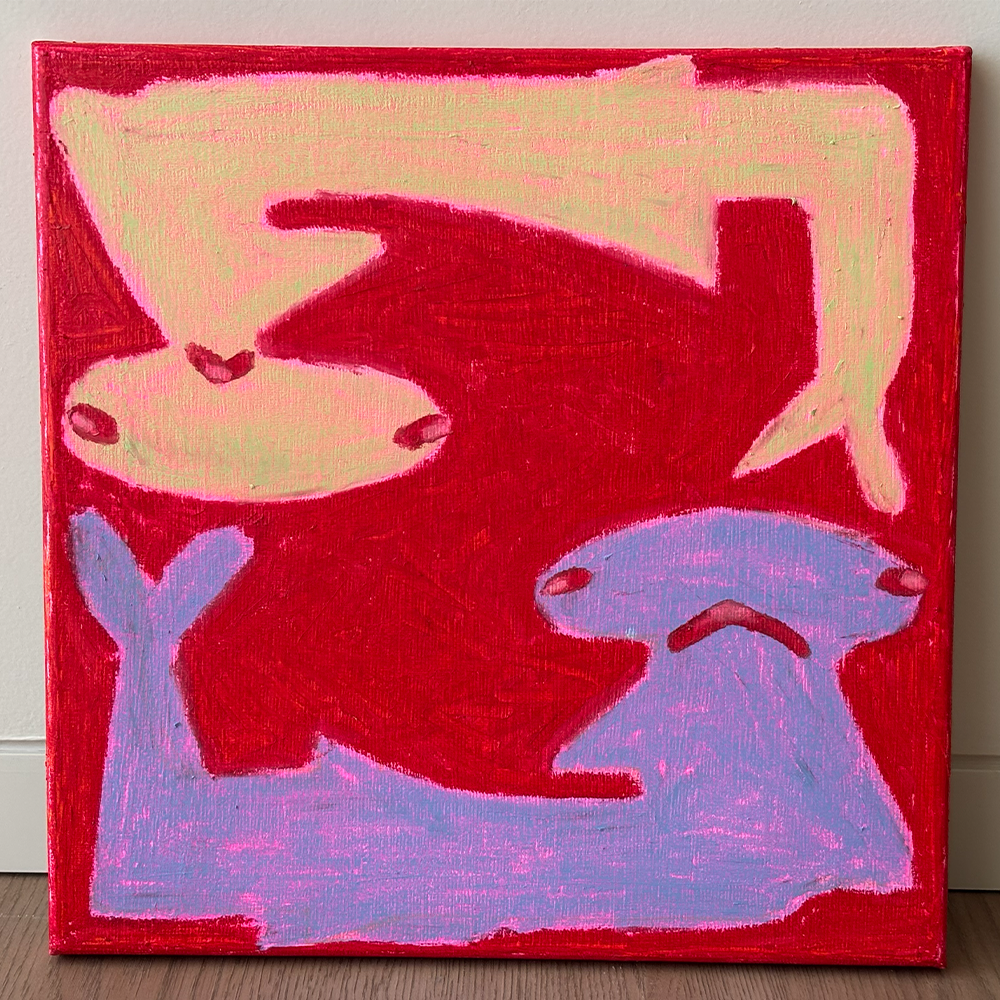 Pintura com fundo vermelho, com silhuetas de dois peixes amarelos com detalhes em rosa e um peixe lilás com detalhes em rosa, todos com olhos pequenos.