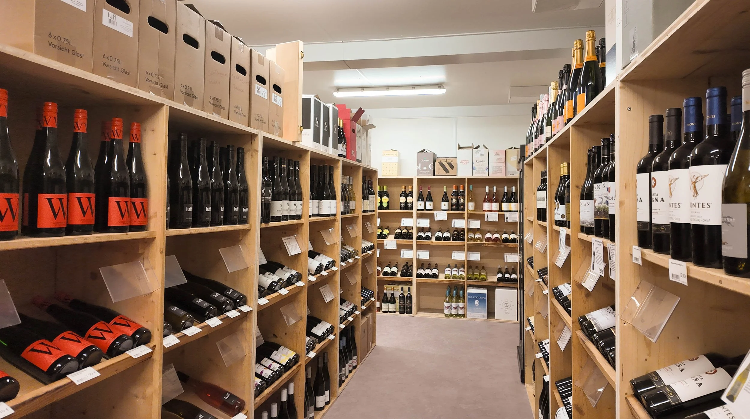 Regale mit Weinflaschen in einem Supermarkt oder Weinladen.