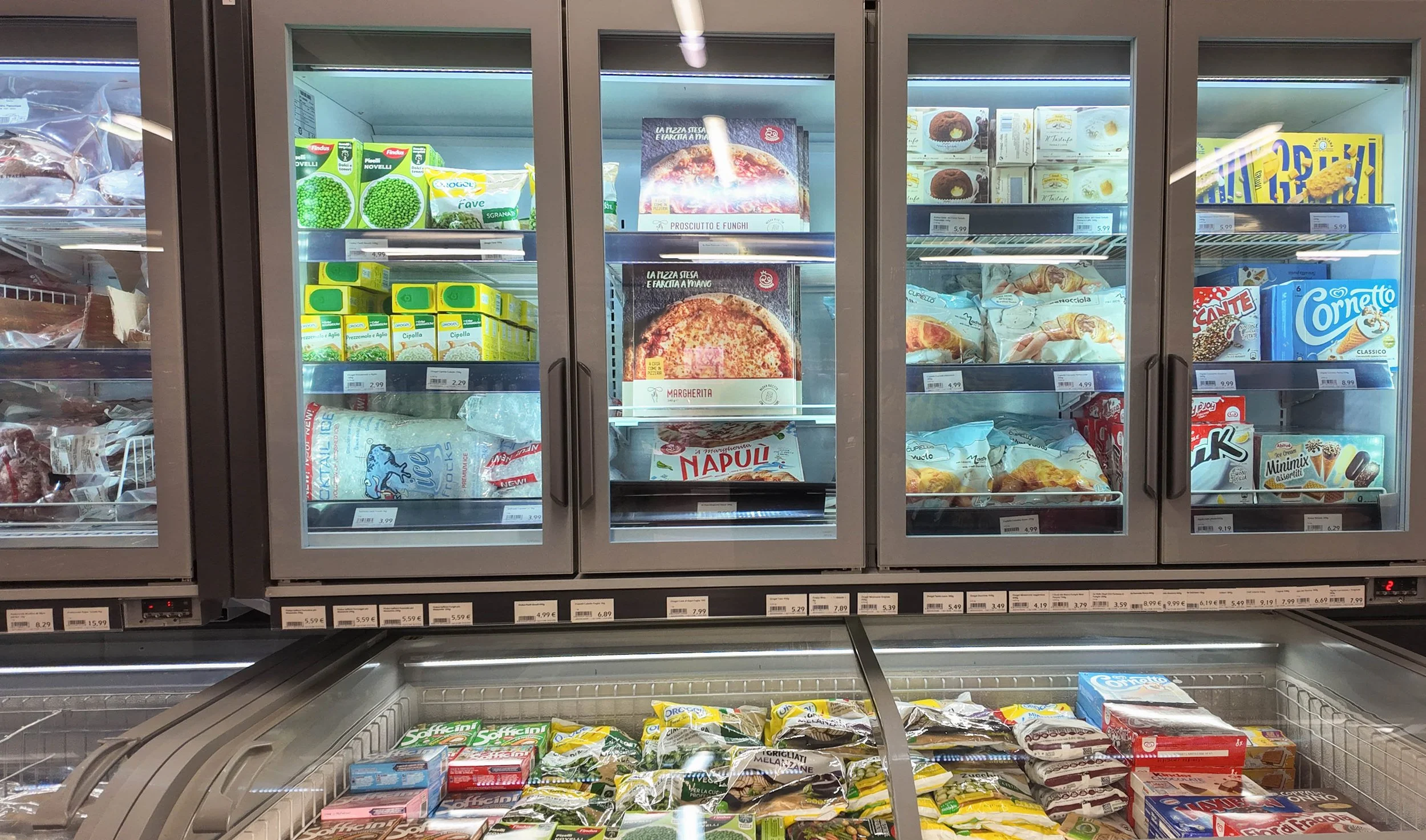 Gefrierschrank mit Pizza, Eissorten, Tiefkühlgemüse, Snacks und weiteren Tiefkühlprodukten im Supermarkt.