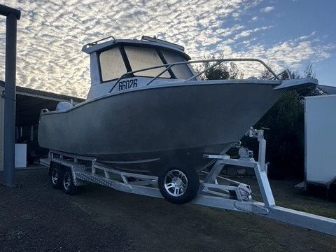 Sherwood Marine 700HT hardtop 6.97 m aluminium monohull boat kit — on the trailer, starboard bow quarter
