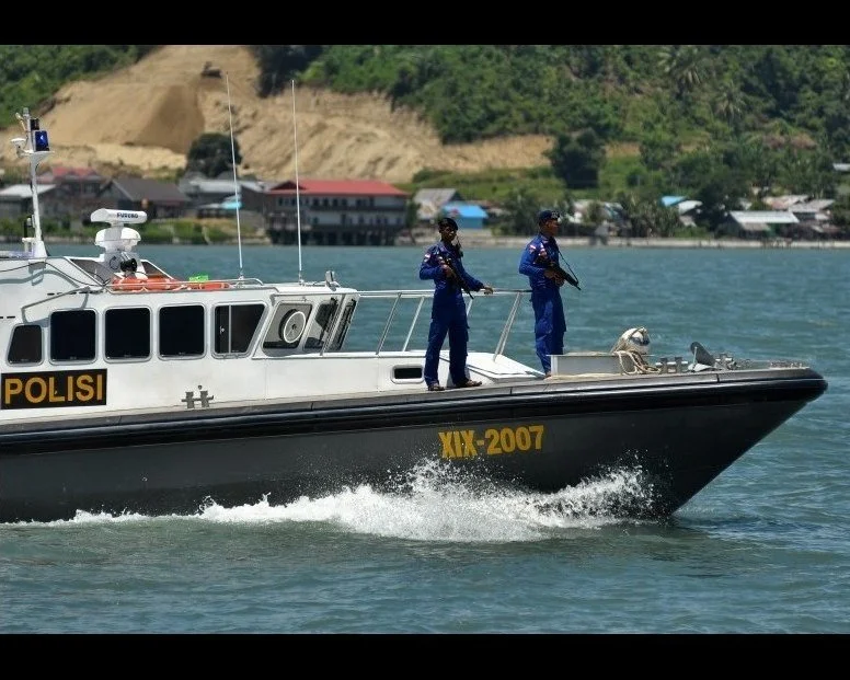 11.5m patrol boat at speed