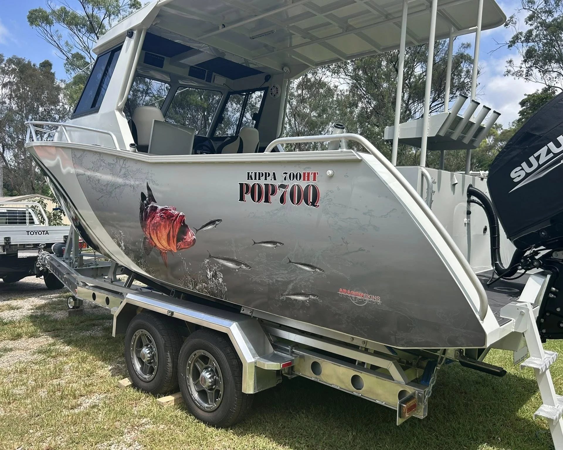 12-sherwood-700ht-boat-kit-on-trailer-stbd-qtr.jpg