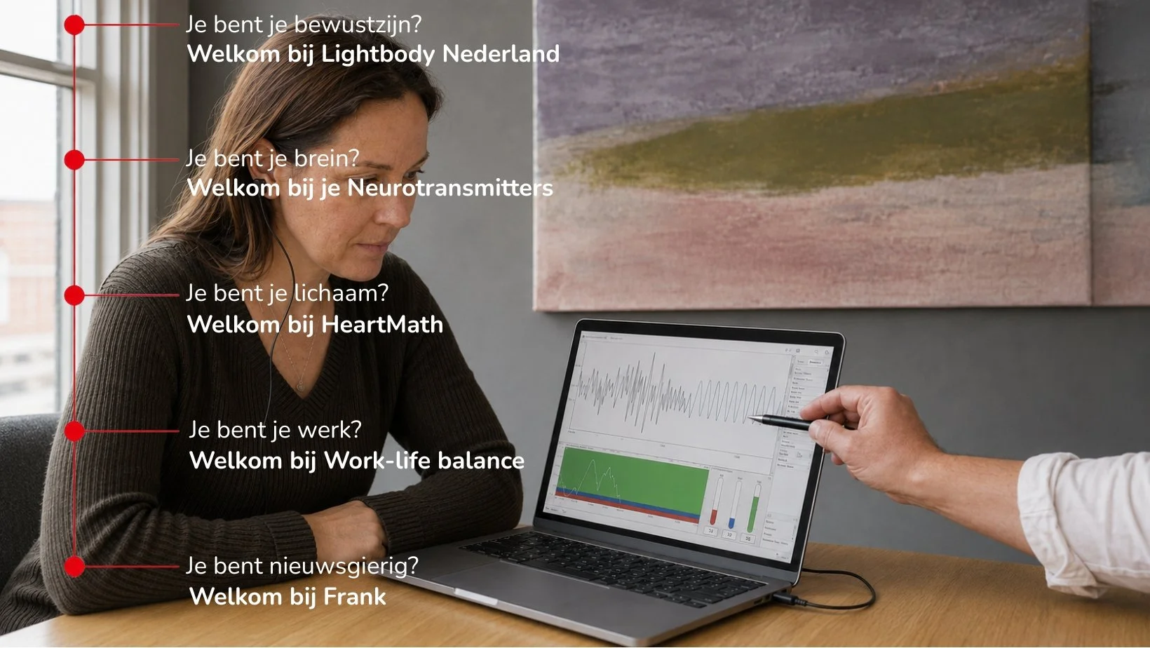 Vrouw kijkt naar laptop met haar HRV grafiek