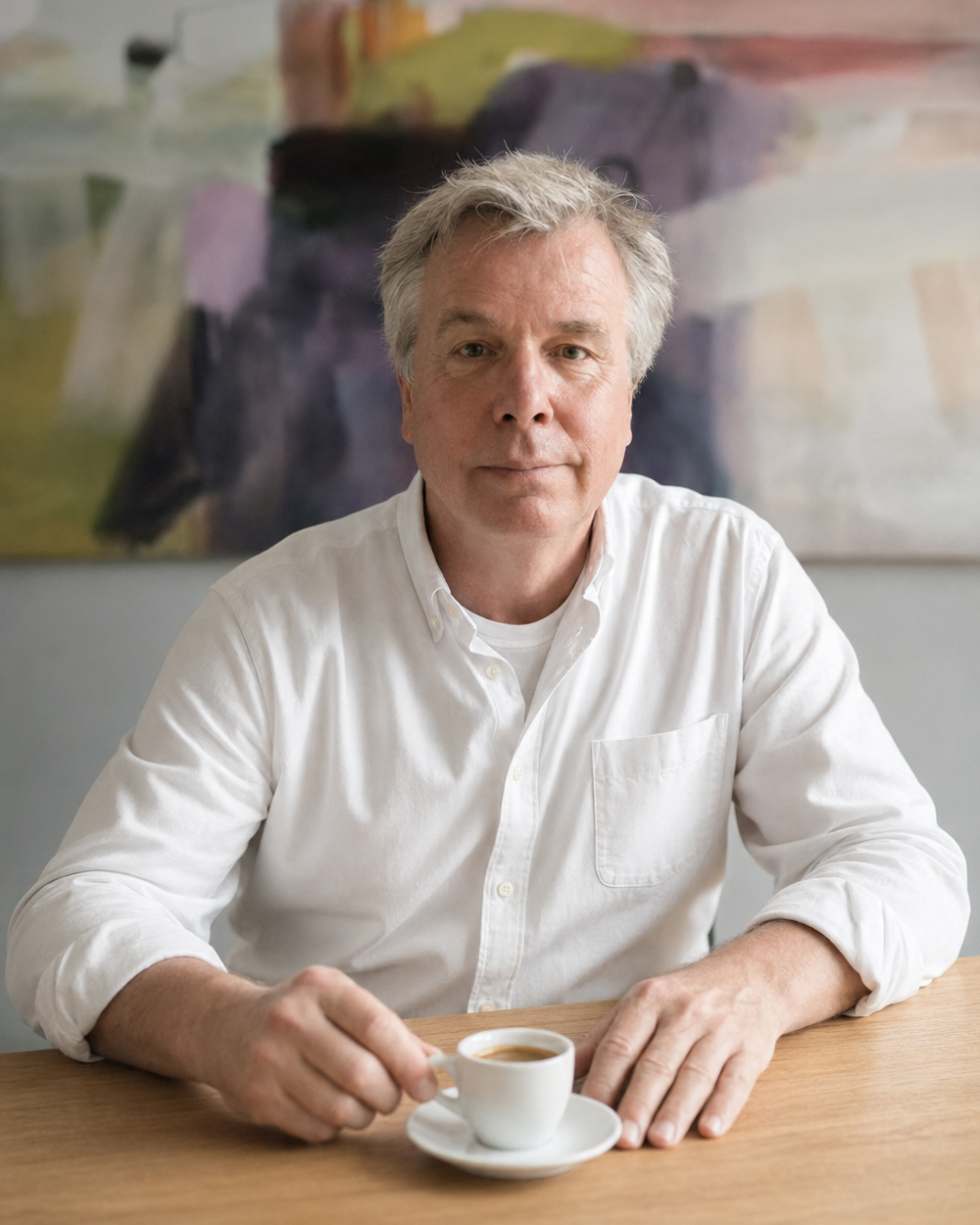 Handen bij een kop koffie op een houten tafel