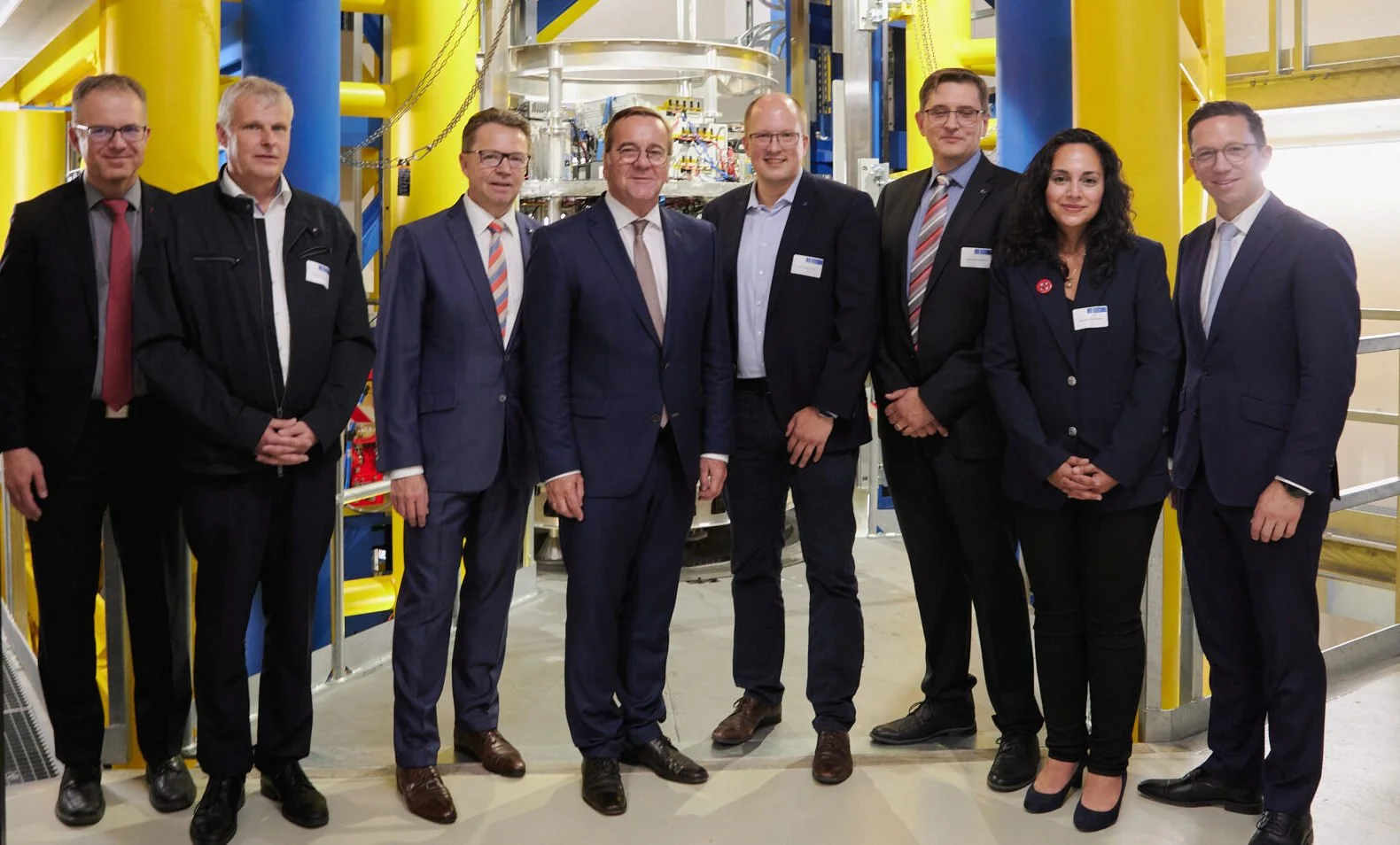 Member of Parliament Boris Pistorius Explores Quantum Research in Lower Saxony