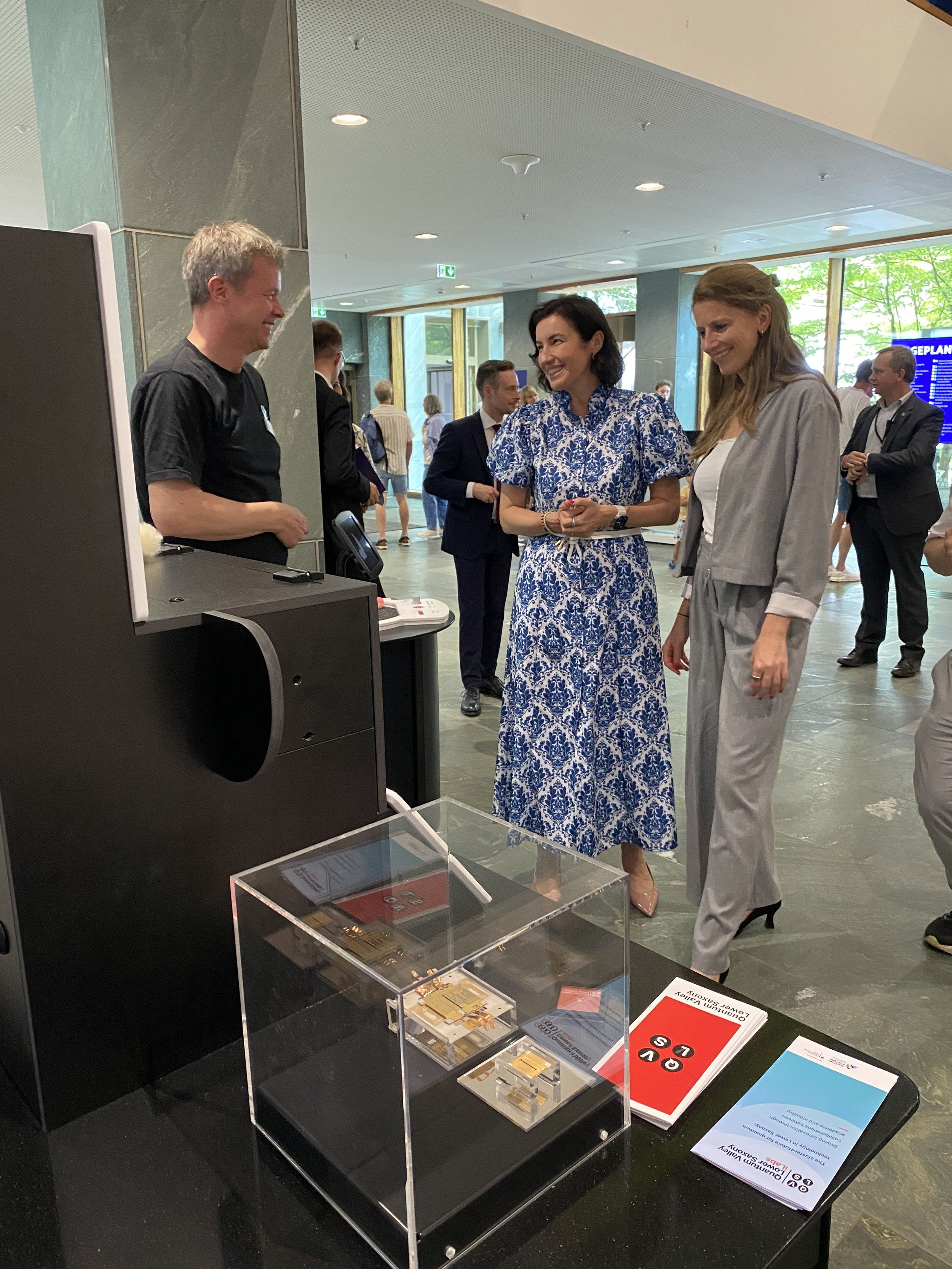 Minister Dorothee Bär visits QVLS-iLabs