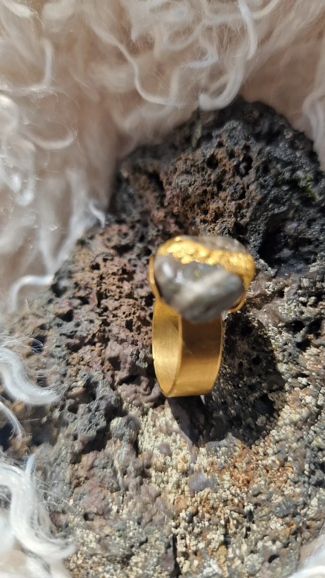 24ct Gold Kintsugi healing Fragmented Discovery Quartz stone talisman ring - timelss beauty and healing properties