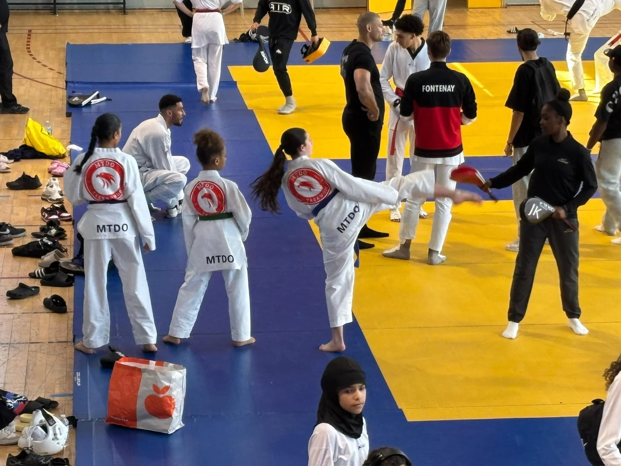 📸 Retour en photos sur l&rsquo;Open Espoirs 93 Combat CDT 93 &ndash; &Eacute;dition 2026 !

Les filles &eacute;taient en plein &eacute;chauffement avant de monter sur les tatamis pour les combats ! 💪🏾🔥🥋
#seineetmarnetaekwondo #taekwondo77 #seine