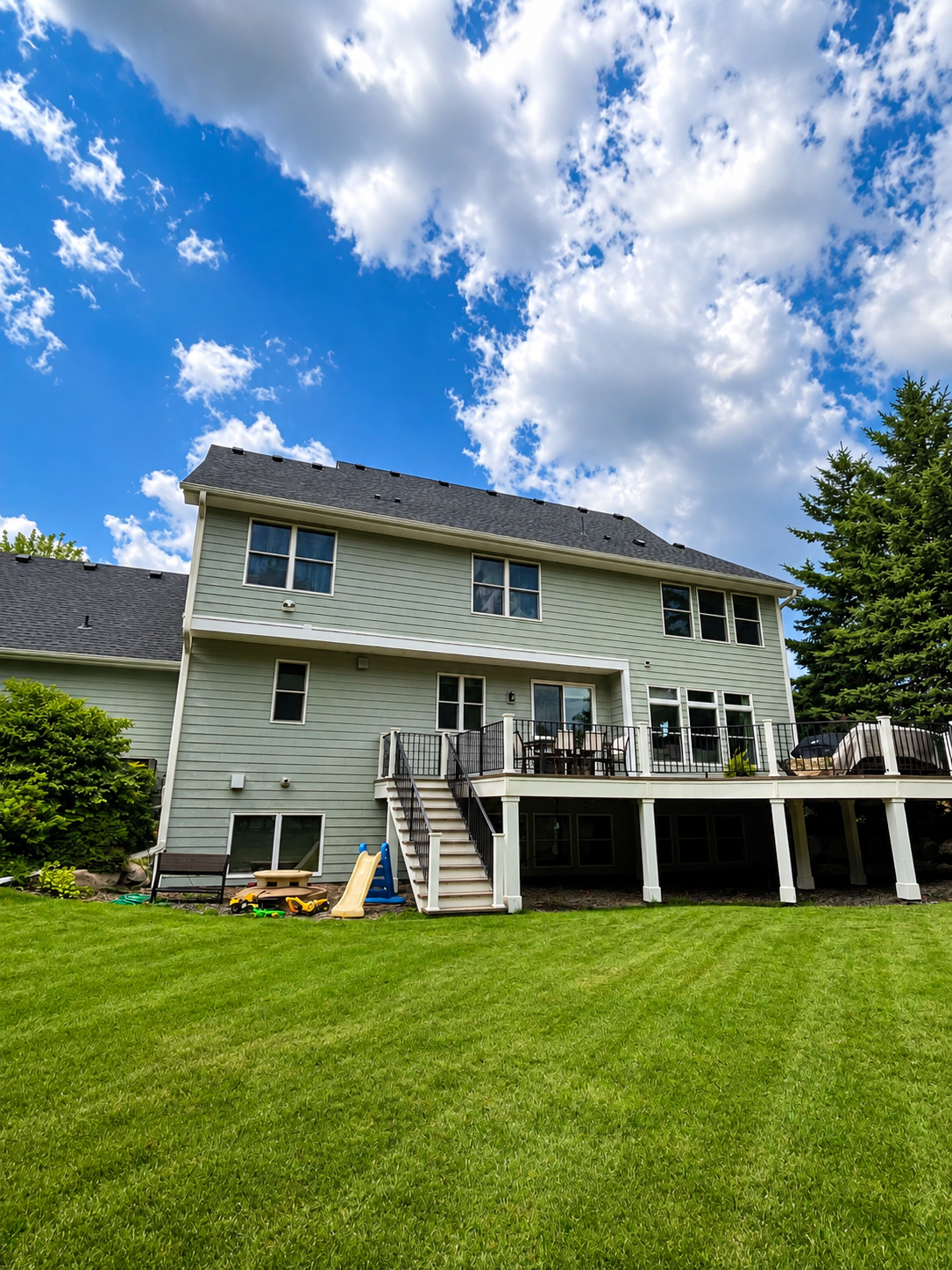 Full exterior repaint of 2 story home in Minneapolis. This project took 2 days to complete.