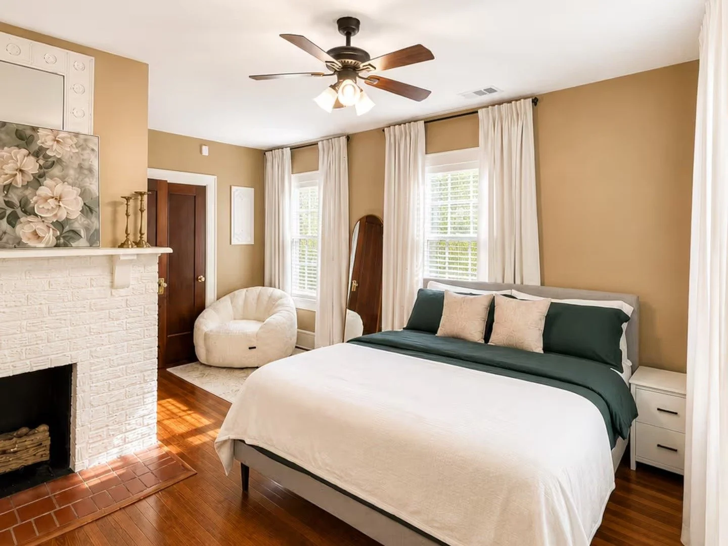 manor-09-primary_bedroom.jpg